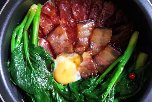 电饭煲烧鸡肉煲仔饭